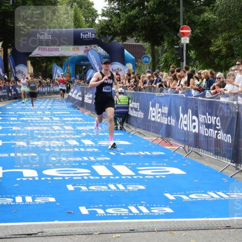 29.06.2025 - hella hamburg halbmarathon Zöllner http://msf.ph/oto/8174664 29.06.2025 10:25:04 Ziel 2483, 10867, 11078, 15483 meine-sportfotos.de