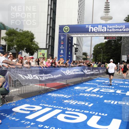 29.06.2025 - hella hamburg halbmarathon Michael Strokosch http://msf.ph/oto/8174665 29.06.2025 10:38:25 Ziel 1042, 1688, 3431, 6095, 7110, 14992, 16075, 18584, 18761 meine-sportfotos.de