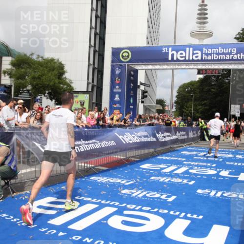 29.06.2025 - hella hamburg halbmarathon Michael Strokosch http://msf.ph/oto/8174677 29.06.2025 10:38:25 Ziel 1042, 1688, 3431, 6095, 7110, 14992, 16075, 18584, 18761 meine-sportfotos.de