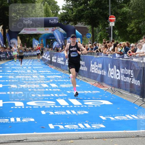 29.06.2025 - hella hamburg halbmarathon Zöllner http://msf.ph/oto/8174681 29.06.2025 10:25:04 Ziel 2483, 10867, 11078, 15483 meine-sportfotos.de