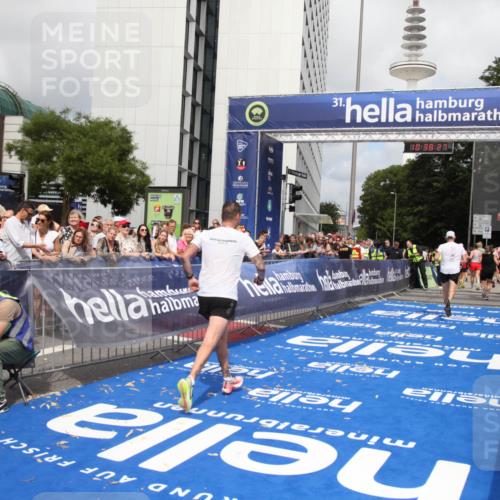 29.06.2025 - hella hamburg halbmarathon Michael Strokosch http://msf.ph/oto/8174684 29.06.2025 10:38:26 Ziel 1042, 1688, 2745, 3014, 3431, 6095, 7110, 14992, 16075, 18761 meine-sportfotos.de