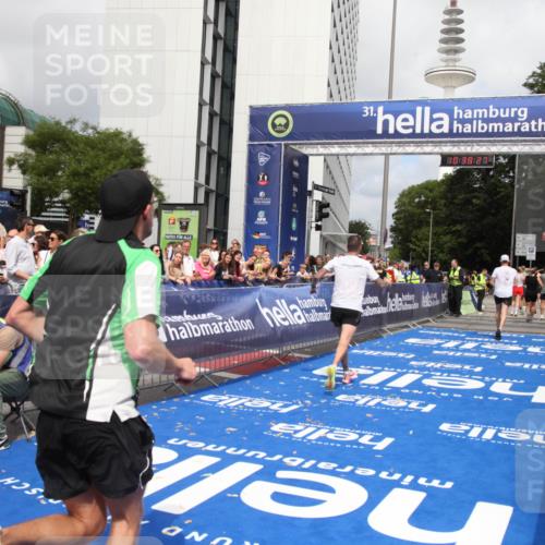29.06.2025 - hella hamburg halbmarathon Michael Strokosch http://msf.ph/oto/8174690 29.06.2025 10:38:26 Ziel 1042, 1688, 2745, 3014, 3431, 6095, 7110, 14992, 16075, 18761 meine-sportfotos.de
