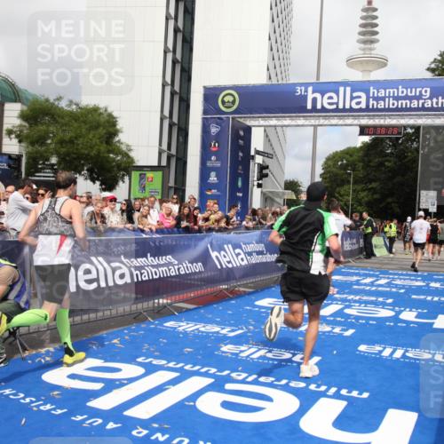 29.06.2025 - hella hamburg halbmarathon Michael Strokosch http://msf.ph/oto/8174695 29.06.2025 10:38:27 Ziel 1042, 1710, 2745, 3014, 3431, 3790, 6095, 7110, 14992, 16075, 18761 meine-sportfotos.de