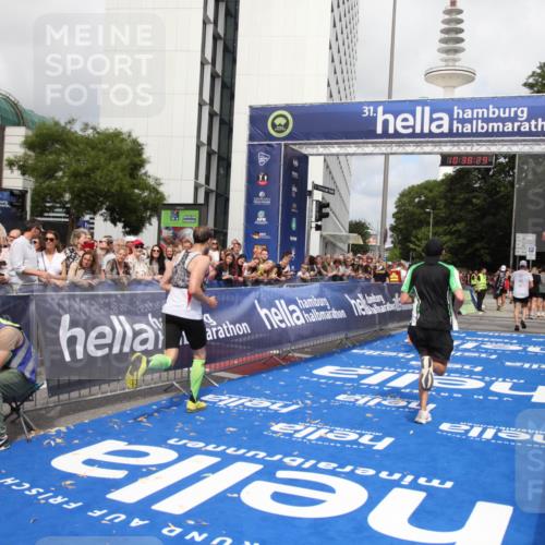29.06.2025 - hella hamburg halbmarathon Michael Strokosch http://msf.ph/oto/8174699 29.06.2025 10:38:27 Ziel 1042, 1710, 2745, 3014, 3431, 3790, 6095, 7110, 14992, 16075, 18761 meine-sportfotos.de