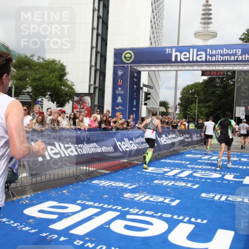 29.06.2025 - hella hamburg halbmarathon Michael Strokosch http://msf.ph/oto/8174709 29.06.2025 10:38:28 Ziel 1042, 1710, 2745, 3014, 3431, 3790, 6095, 7110, 14992, 16075, 16280, 18761 meine-sportfotos.de