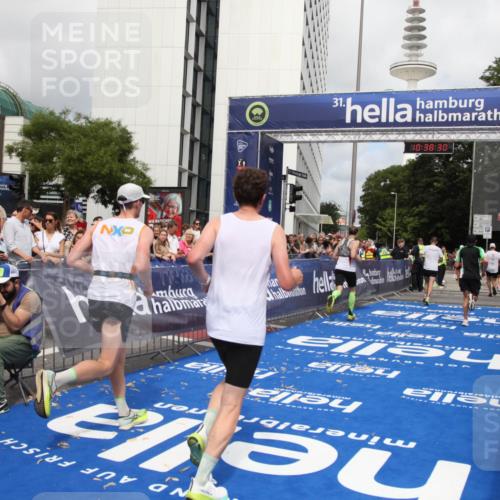 29.06.2025 - hella hamburg halbmarathon Michael Strokosch http://msf.ph/oto/8174713 29.06.2025 10:38:29 Ziel 1042, 1710, 2745, 3014, 3431, 3790, 7110, 8571, 14992, 16075, 16280, 18357, 18761 meine-sportfotos.de