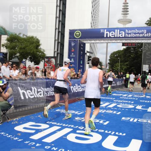 29.06.2025 - hella hamburg halbmarathon Michael Strokosch http://msf.ph/oto/8174715 29.06.2025 10:38:29 Ziel 1042, 1710, 2745, 3014, 3431, 3790, 7110, 8571, 14992, 16075, 16280, 18357, 18761 meine-sportfotos.de
