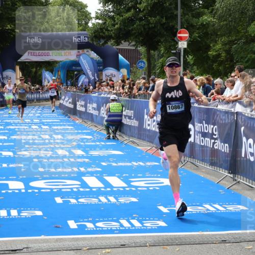 29.06.2025 - hella hamburg halbmarathon Zöllner http://msf.ph/oto/8174720 29.06.2025 10:25:05 Ziel 2483, 10867, 11078, 15483 meine-sportfotos.de