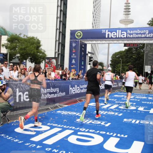 29.06.2025 - hella hamburg halbmarathon Michael Strokosch http://msf.ph/oto/8174728 29.06.2025 10:38:30 Ziel 1042, 1710, 2745, 3014, 3431, 3790, 7110, 8571, 14992, 16075, 16280, 18357, 18761 meine-sportfotos.de