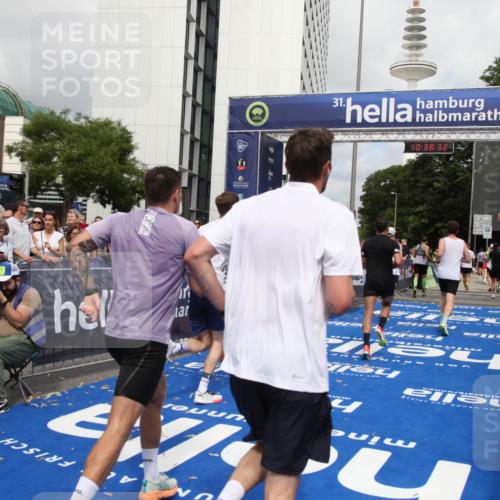 29.06.2025 - hella hamburg halbmarathon Michael Strokosch http://msf.ph/oto/8174745 29.06.2025 10:38:31 Ziel 1710, 2745, 3014, 3431, 3790, 7110, 8571, 14992, 16075, 16280, 18357, 18761 meine-sportfotos.de