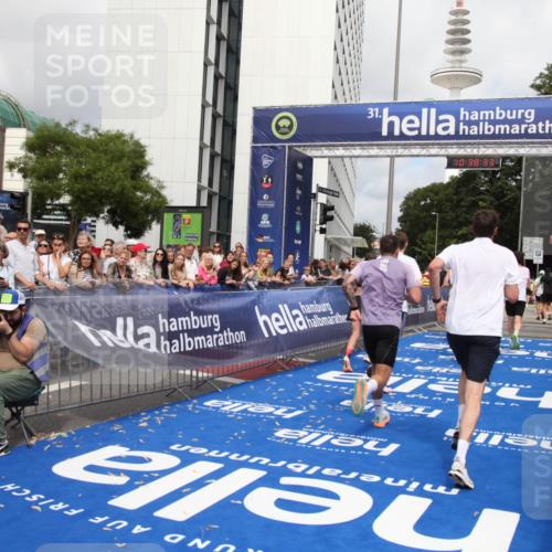 29.06.2025 - hella hamburg halbmarathon Michael Strokosch http://msf.ph/oto/8174756 29.06.2025 10:38:32 Ziel 1710, 2745, 3014, 3790, 8571, 14992, 16075, 16280, 18357, 18761 meine-sportfotos.de