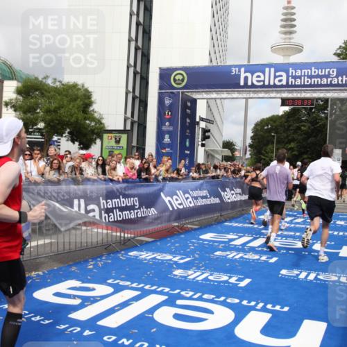 29.06.2025 - hella hamburg halbmarathon Michael Strokosch http://msf.ph/oto/8174766 29.06.2025 10:38:32 Ziel 1710, 2745, 3014, 3790, 8571, 14992, 16075, 16280, 18357, 18761 meine-sportfotos.de