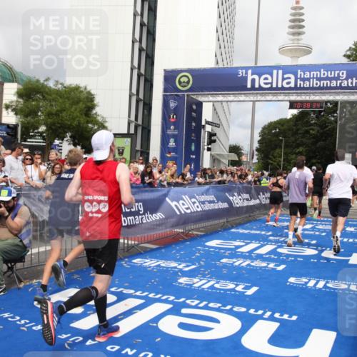 29.06.2025 - hella hamburg halbmarathon Michael Strokosch http://msf.ph/oto/8174768 29.06.2025 10:38:33 Ziel 1710, 2745, 3014, 3790, 8571, 14905, 14992, 16075, 16280, 18357, 18761 meine-sportfotos.de