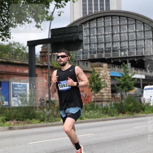 29.06.2025 - hella hamburg halbmarathon Yannick Fuchs http://msf.ph/oto/8174771 29.06.2025 10:26:28 20KM 3201, 3955, 4812, 5660, 6619, 10929, 12232, 12681, 13606, 13617, 14450, 15835, 18102, 19118 meine-sportfotos.de