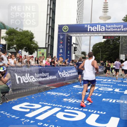 29.06.2025 - hella hamburg halbmarathon Michael Strokosch http://msf.ph/oto/8174796 29.06.2025 10:38:34 Ziel 1710, 2745, 3014, 3790, 8571, 14905, 14992, 16075, 16280, 18357 meine-sportfotos.de
