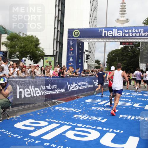 29.06.2025 - hella hamburg halbmarathon Michael Strokosch http://msf.ph/oto/8174802 29.06.2025 10:38:34 Ziel 1710, 2745, 3014, 3790, 8571, 14905, 14992, 16075, 16280, 18357 meine-sportfotos.de