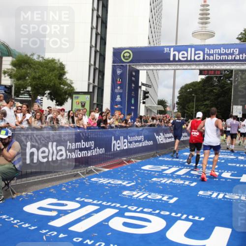 29.06.2025 - hella hamburg halbmarathon Michael Strokosch http://msf.ph/oto/8174808 29.06.2025 10:38:35 Ziel 1710, 2745, 3014, 3790, 8571, 11379, 14905, 16280, 18357 meine-sportfotos.de