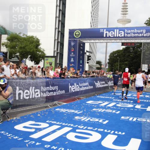 29.06.2025 - hella hamburg halbmarathon Michael Strokosch http://msf.ph/oto/8174815 29.06.2025 10:38:35 Ziel 1710, 2745, 3014, 3790, 8571, 11379, 14905, 16280, 18357 meine-sportfotos.de