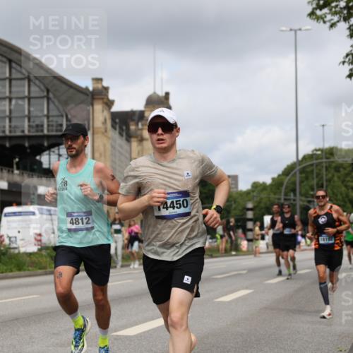 29.06.2025 - hella hamburg halbmarathon Yannick Fuchs http://msf.ph/oto/8174817 29.06.2025 10:26:36 20KM 3955, 4129, 4698, 4812, 5187, 5660, 6619, 7793, 10929, 12681, 13606, 13617, 14450, 18102 meine-sportfotos.de