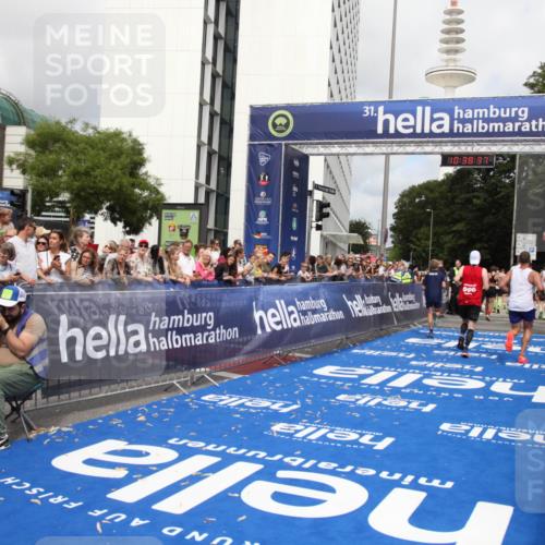 29.06.2025 - hella hamburg halbmarathon Michael Strokosch http://msf.ph/oto/8174822 29.06.2025 10:38:35 Ziel 1710, 2745, 3014, 3790, 8571, 11379, 14905, 16280, 18357 meine-sportfotos.de
