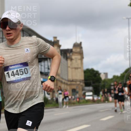 29.06.2025 - hella hamburg halbmarathon Yannick Fuchs http://msf.ph/oto/8174841 29.06.2025 10:26:36 20KM 3955, 4129, 4698, 4812, 5187, 5660, 6619, 7793, 10929, 12681, 13606, 13617, 14450, 18102 meine-sportfotos.de