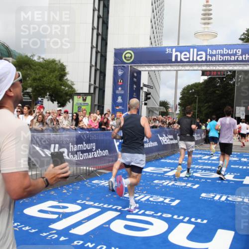 29.06.2025 - hella hamburg halbmarathon Michael Strokosch http://msf.ph/oto/8174878 29.06.2025 10:38:46 Ziel 2296, 2719, 4148, 5248, 6684, 8450, 9403, 11281, 11282, 12772, 13800, 15372, 18188, 19004 meine-sportfotos.de