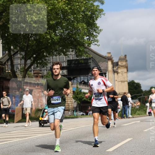29.06.2025 - hella hamburg halbmarathon Yannick Fuchs http://msf.ph/oto/8174887 29.06.2025 10:41:39 20KM 51, 1012, 1460, 1592, 1604, 1613, 2274, 2839, 2864, 2869, 3976, 4093, 4377, 5022, 5129, 5532, 5650, 5889, 6134, 6168, 6203, 6630, 6716, 7962, 8564, 8693, 8852, 9051, 10122, 10423, 10988, 11021, 11283, 11518, 12679, 12706, 12724, 12870, 13223, 13672, 14730, 15350, 15451, 15923, 15973, 16089, 16175, 16819, 17172, 17229, 17743, 17846, 17915, 17979, 18297, 18356, 18856, 19127 meine-sportfotos.de