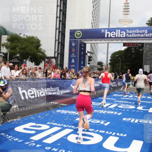 29.06.2025 - hella hamburg halbmarathon Michael Strokosch http://msf.ph/oto/8174911 29.06.2025 10:38:48 Ziel 2296, 2719, 4148, 5248, 6684, 8450, 9264, 9403, 9540, 10218, 11055, 11281, 11282, 12772, 13800, 15372, 18188, 19004 meine-sportfotos.de