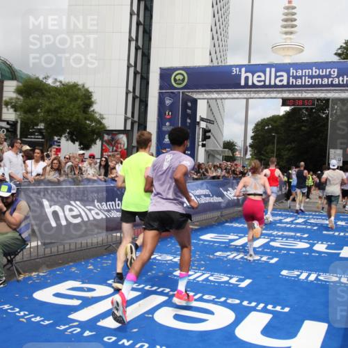 29.06.2025 - hella hamburg halbmarathon Michael Strokosch http://msf.ph/oto/8174915 29.06.2025 10:38:49 Ziel 2296, 2719, 4148, 5248, 6684, 8450, 9264, 9540, 10218, 11055, 11281, 11282, 12772, 13755, 13800, 14093, 15372, 18188, 19004 meine-sportfotos.de