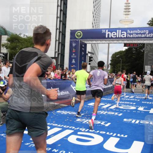 29.06.2025 - hella hamburg halbmarathon Michael Strokosch http://msf.ph/oto/8174919 29.06.2025 10:38:49 Ziel 2296, 2719, 4148, 5248, 6684, 8450, 9264, 9540, 10218, 11055, 11281, 11282, 12772, 13755, 13800, 14093, 15372, 18188, 19004 meine-sportfotos.de