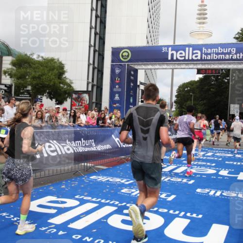 29.06.2025 - hella hamburg halbmarathon Michael Strokosch http://msf.ph/oto/8174925 29.06.2025 10:38:50 Ziel 2296, 2719, 4148, 5248, 6684, 8450, 9264, 9540, 10218, 11055, 11281, 11282, 12772, 13755, 13800, 14093, 15372, 18188, 19004 meine-sportfotos.de