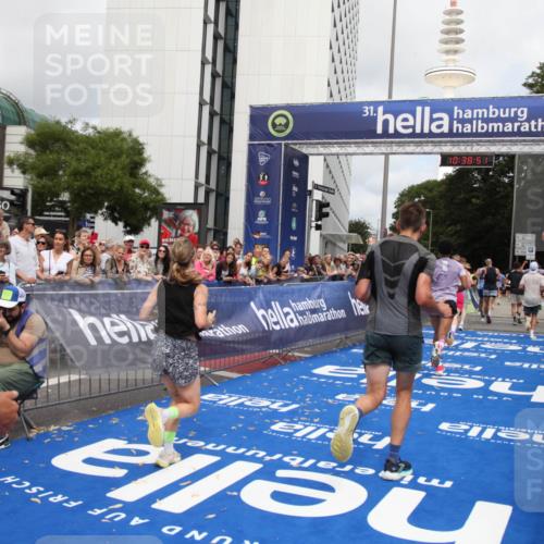 29.06.2025 - hella hamburg halbmarathon Michael Strokosch http://msf.ph/oto/8174937 29.06.2025 10:38:50 Ziel 2296, 2719, 4148, 5248, 6684, 8450, 9264, 9540, 10218, 11055, 11281, 11282, 12772, 13755, 13800, 14093, 15372, 18188, 19004 meine-sportfotos.de