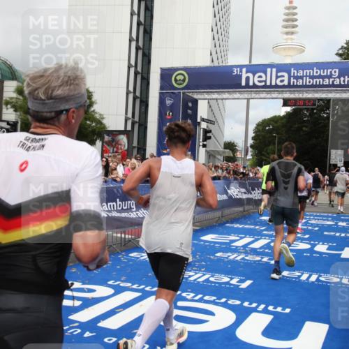 29.06.2025 - hella hamburg halbmarathon Michael Strokosch http://msf.ph/oto/8174940 29.06.2025 10:38:50 Ziel 2296, 2719, 4148, 5248, 6684, 8450, 9264, 9540, 10218, 11055, 11281, 11282, 12772, 13755, 13800, 14093, 15372, 18188, 19004 meine-sportfotos.de