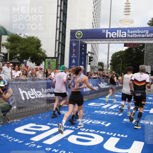 29.06.2025 - hella hamburg halbmarathon Michael Strokosch http://msf.ph/oto/8174950 29.06.2025 10:38:52 Ziel 2296, 2719, 6684, 8450, 9264, 9540, 10218, 11055, 11281, 11282, 13755, 13800, 14093, 15372 meine-sportfotos.de