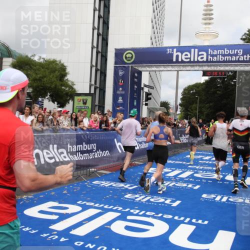 29.06.2025 - hella hamburg halbmarathon Michael Strokosch http://msf.ph/oto/8174962 29.06.2025 10:38:52 Ziel 2296, 2719, 6684, 8450, 9264, 9540, 10218, 11055, 11281, 11282, 13755, 13800, 14093, 15372 meine-sportfotos.de