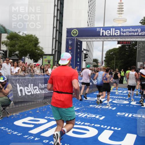 29.06.2025 - hella hamburg halbmarathon Michael Strokosch http://msf.ph/oto/8174970 29.06.2025 10:38:52 Ziel 2296, 2719, 6684, 8450, 9264, 9540, 10218, 11055, 11281, 11282, 13755, 13800, 14093, 15372 meine-sportfotos.de