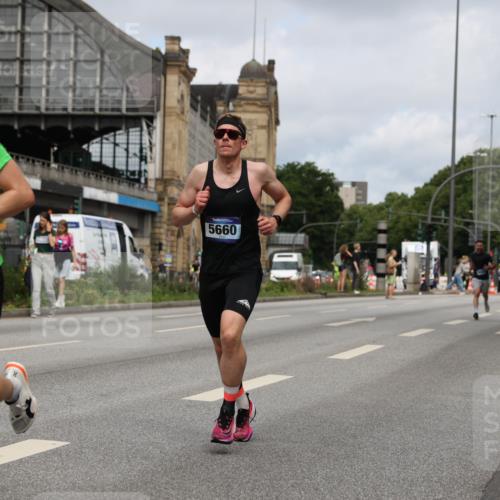 29.06.2025 - hella hamburg halbmarathon Yannick Fuchs http://msf.ph/oto/8175032 29.06.2025 10:26:43 20KM 1686, 3955, 4129, 4698, 4812, 5187, 5660, 6619, 7272, 7793, 11199, 13606, 13617, 14450, 18102 meine-sportfotos.de