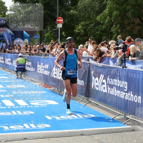 29.06.2025 - hella hamburg halbmarathon Zöllner http://msf.ph/oto/8175065 29.06.2025 10:25:23 Ziel 12067, 16484 meine-sportfotos.de