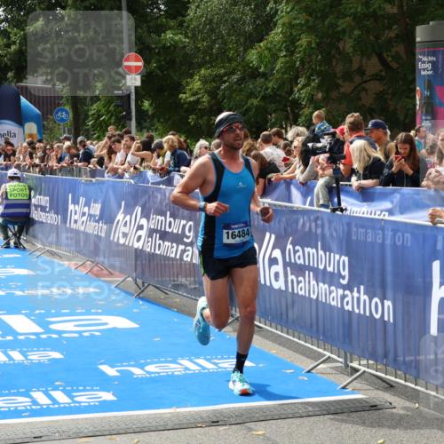 29.06.2025 - hella hamburg halbmarathon Zöllner http://msf.ph/oto/8175070 29.06.2025 10:25:23 Ziel 12067, 16484 meine-sportfotos.de