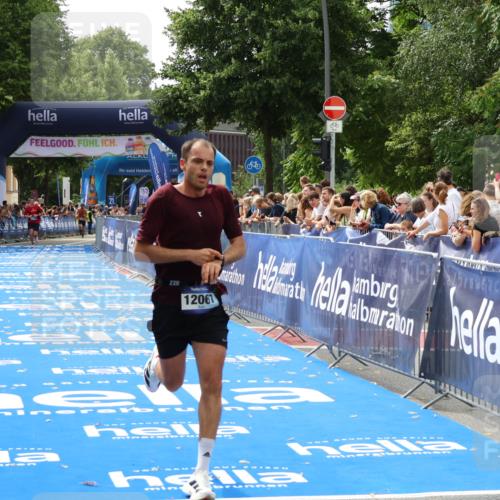 29.06.2025 - hella hamburg halbmarathon Zöllner http://msf.ph/oto/8175157 29.06.2025 10:25:29 Ziel 12067 meine-sportfotos.de