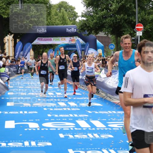 29.06.2025 - hella hamburg halbmarathon Zöllner http://msf.ph/oto/8175170 29.06.2025 10:37:25 Ziel 2767, 5003, 12739, 12900, 13854, 14387, 14459, 15888, 17306, 18159, 18723, 18824 meine-sportfotos.de