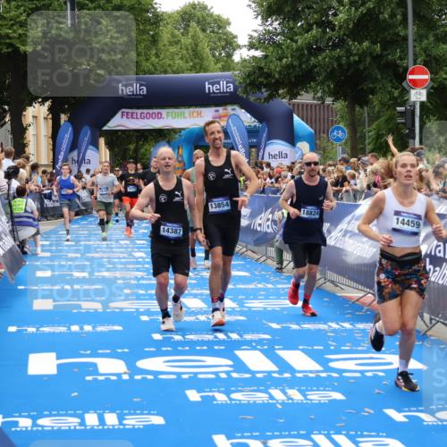 29.06.2025 - hella hamburg halbmarathon Zöllner http://msf.ph/oto/8175268 29.06.2025 10:37:26 Ziel 2767, 9017, 12739, 13372, 13854, 14387, 14459, 15888, 17306, 18159, 18723, 18824 meine-sportfotos.de