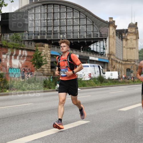 29.06.2025 - hella hamburg halbmarathon Yannick Fuchs http://msf.ph/oto/8175270 29.06.2025 10:26:54 20KM 1407, 1686, 1894, 3935, 4129, 4698, 5187, 5660, 7272, 7793, 11199, 11370, 16065, 16505 meine-sportfotos.de