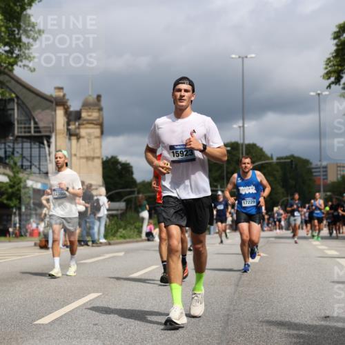 29.06.2025 - hella hamburg halbmarathon Yannick Fuchs http://msf.ph/oto/8175295 29.06.2025 10:41:42 20KM 51, 1012, 1460, 1592, 1604, 1613, 1696, 2274, 2284, 2839, 2864, 2869, 3976, 4093, 4377, 5022, 5650, 5889, 6134, 6168, 6203, 6716, 7962, 8564, 8693, 8852, 9051, 10122, 10423, 10969, 10988, 11021, 11283, 11518, 12679, 12706, 12724, 12870, 13223, 13672, 14730, 15350, 15451, 15923, 15973, 16089, 16175, 16819, 17172, 17229, 17451, 17743, 17846, 17915, 17979, 18104, 18297, 18356, 18856, 19127 meine-sportfotos.de