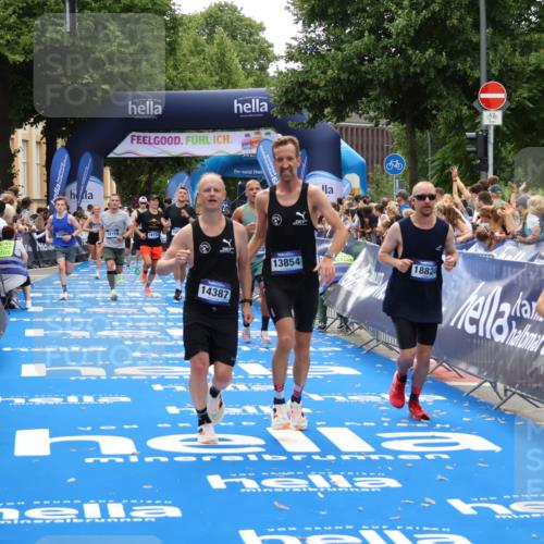 29.06.2025 - hella hamburg halbmarathon Zöllner http://msf.ph/oto/8175314 29.06.2025 10:37:27 Ziel 2767, 9017, 12739, 13372, 13854, 14387, 14459, 15888, 17306, 18159, 18723, 18824 meine-sportfotos.de