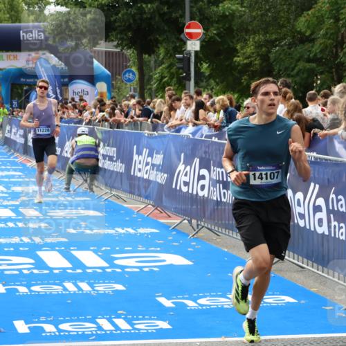 29.06.2025 - hella hamburg halbmarathon Zöllner http://msf.ph/oto/8175357 29.06.2025 10:25:49 Ziel 11228, 14107 meine-sportfotos.de