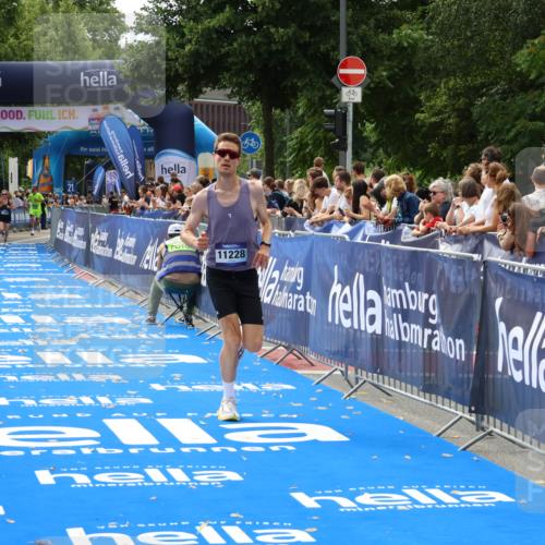 29.06.2025 - hella hamburg halbmarathon Zöllner http://msf.ph/oto/8175374 29.06.2025 10:25:50 Ziel 11228, 14107, 17258 meine-sportfotos.de