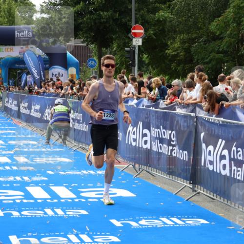 29.06.2025 - hella hamburg halbmarathon Zöllner http://msf.ph/oto/8175380 29.06.2025 10:25:51 Ziel 11228, 17258 meine-sportfotos.de