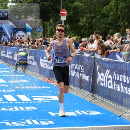 29.06.2025 - hella hamburg halbmarathon Zöllner http://msf.ph/oto/8175387 29.06.2025 10:25:51 Ziel 11228, 17258 meine-sportfotos.de