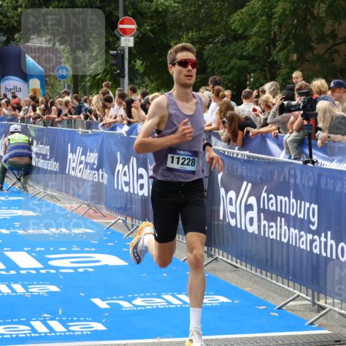 29.06.2025 - hella hamburg halbmarathon Zöllner http://msf.ph/oto/8175395 29.06.2025 10:25:51 Ziel 11228, 17258 meine-sportfotos.de